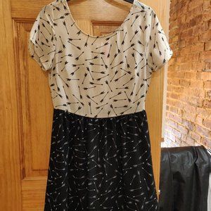 Black & White Short-Sleeved Dress with Arrows Pattern by Eight Sixty